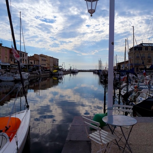 Vue du port de Marseillan avec table et chaises à l'avant plan sous un lampadaire - France  - collection de photos clin d'oeil, catégorie paysages